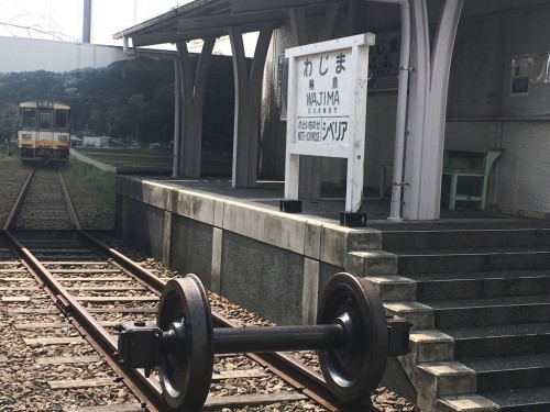 線路の向こうの電車はパネルの写真です。