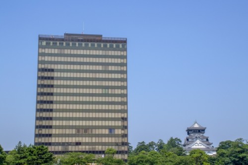 小倉城と北九州市役所