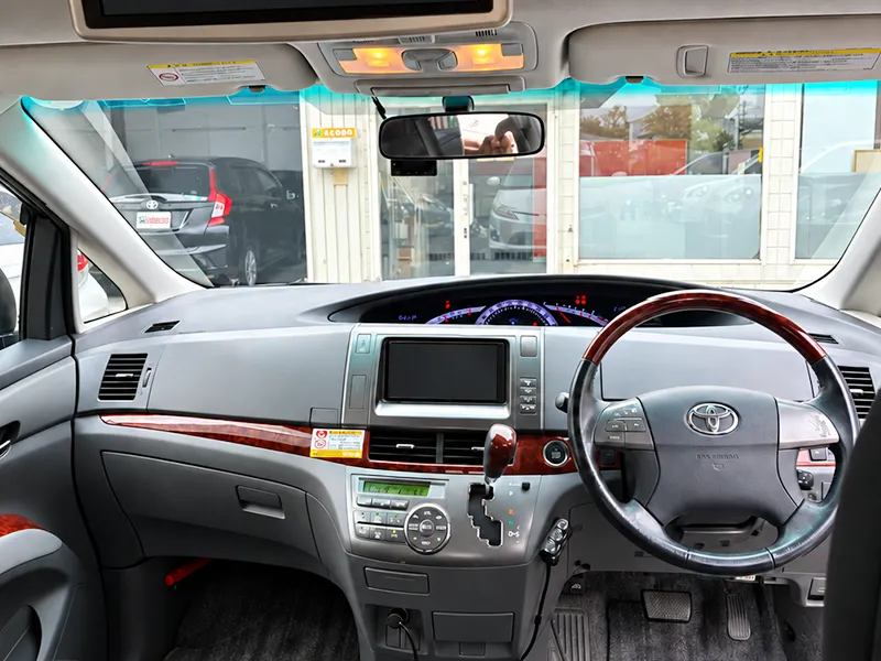 トヨタ・エスティマ(白)の運転席